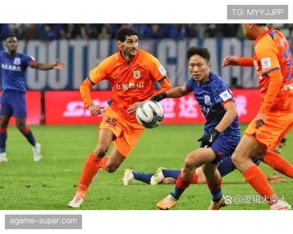 裁判为何有时对犯规视而不见？揭秘足球“有利原则”判罚逻辑